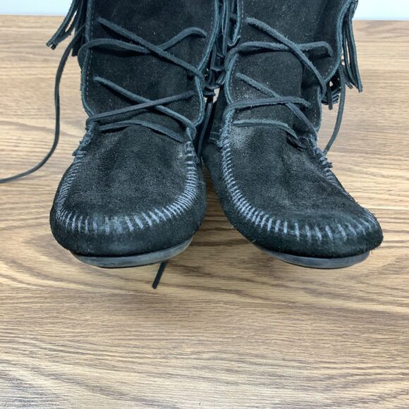 Minnetonka Women's 9  Moccasin Boot Double Fringe Lace-up Suede Tramper BoHo - Picture 7 of 11